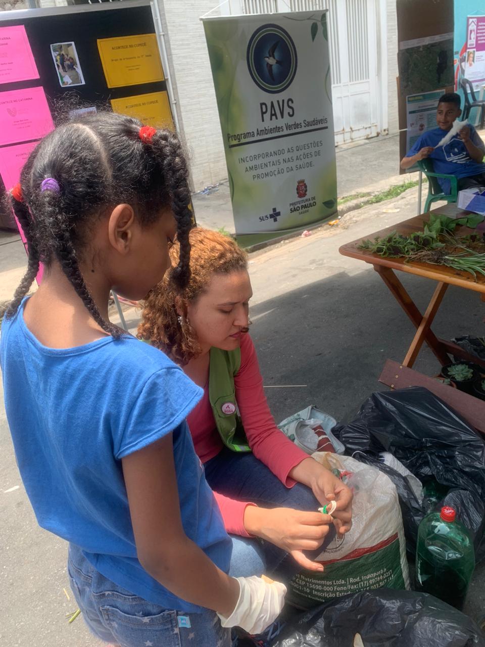 imagem da mulher e de uma menina aprendendo a usar planta do pavs